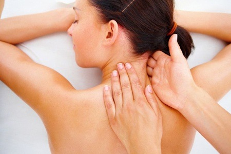 ấn huyệt cổ giúp massage đầu