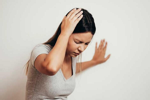 Khi bị chóng mặt thì nên massage bấm huyệt nào?